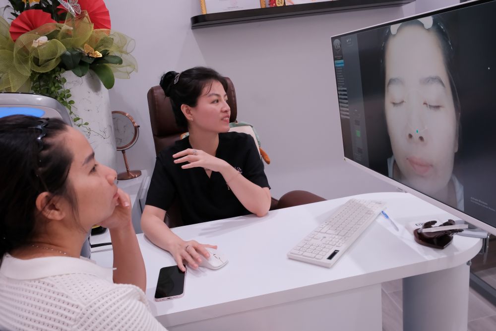 Sử dụng máy Visia để kiểm tra tình trạng mụn trên da